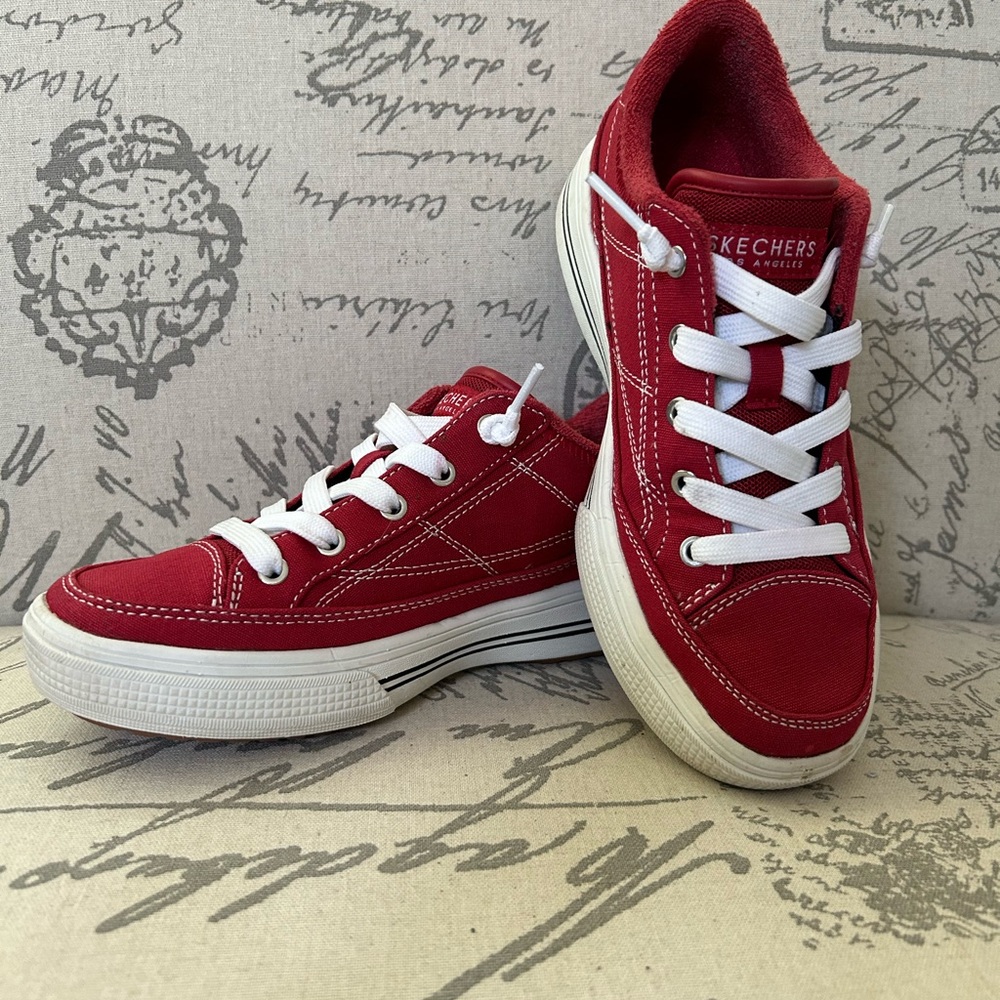 Skechers red arch fit women’s sneakers size 5.5. Like new condition. Washable.